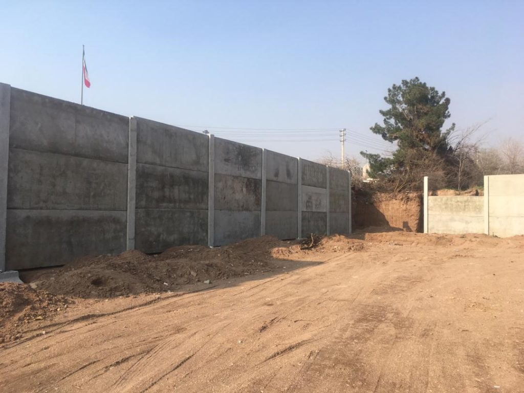 دیوار محوطه بتنی